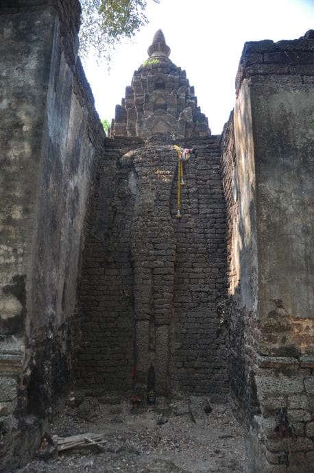 bouddha debout Wat Chao Chan - parc si satchanalai - thailande