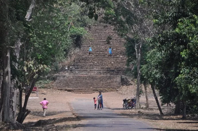 staircase foot hill wat khao suwankhiri si satchanalai