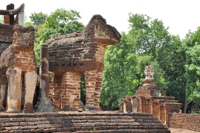 statue elephant wat chang lom - si satchanalai - thailande