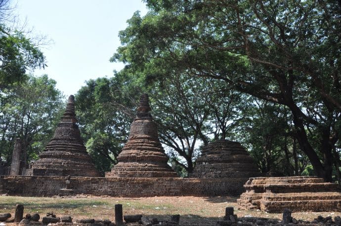 triple chedis wat khok singkharam - si satchanalai