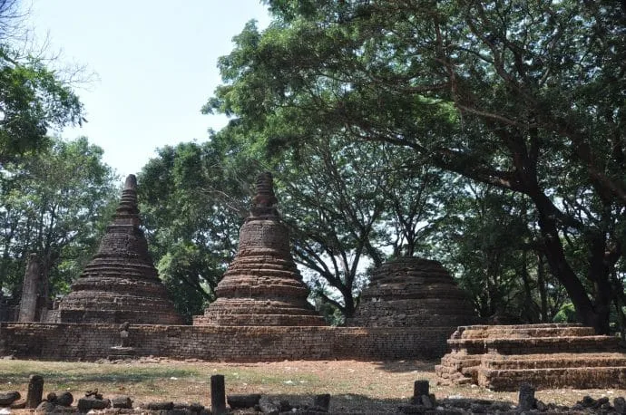 triple chedis wat khok singkharam - si satchanalai