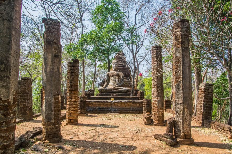 bouddha au wat khao phanom phloeng du parc historique de si satchanalai