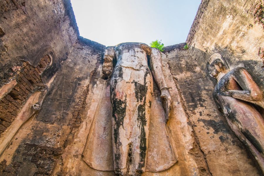 bouddha visible du wat hua khon en peripherie du parc historique de si satchanalai