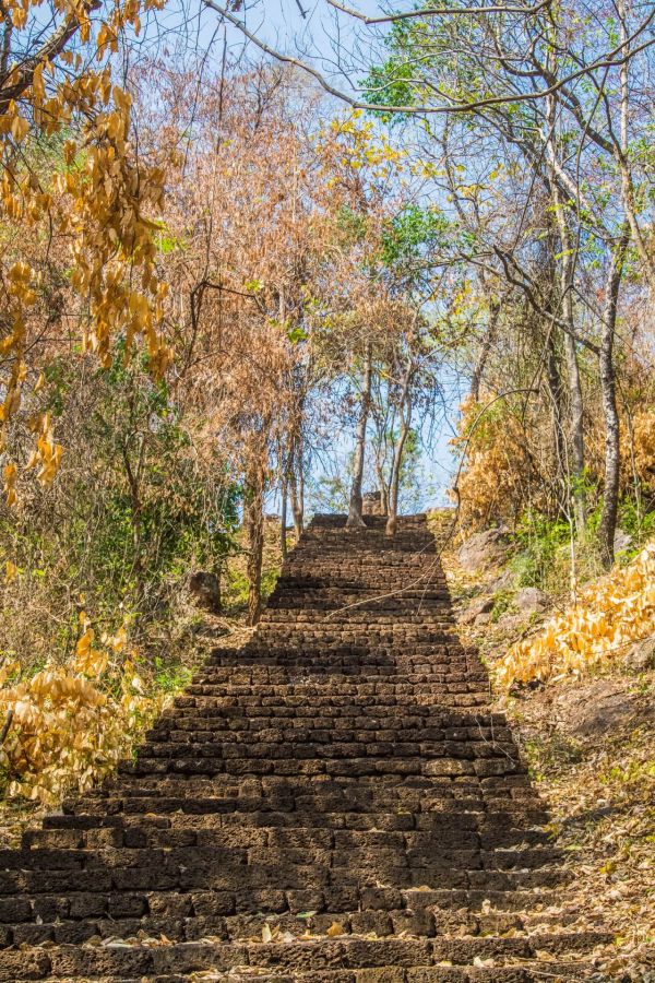 escalier menant wat khao yai lang peripherie parc historique si satchanalai