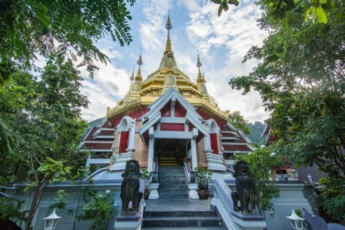 grand chedi wat phra bat phu pha daeng - thailand