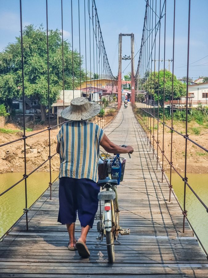 habitant traversant pont suspendu riviere yom si satchanalai