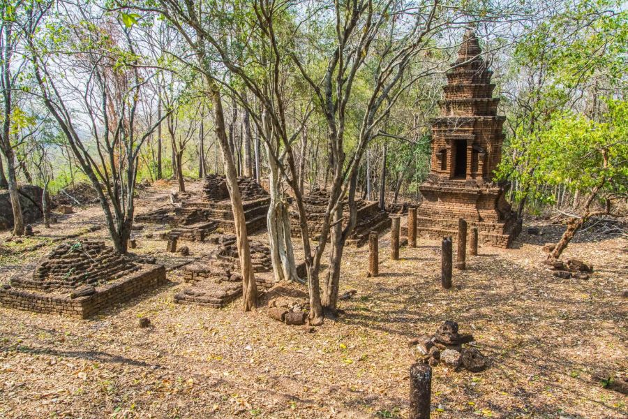 ruines du wat khao yai lang en peripherie du parc historique de si satchanalai