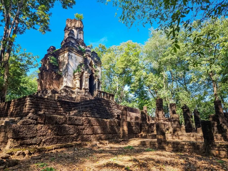 structure principale du wat chedi kao en peripherie du parc historique de si satchanalai