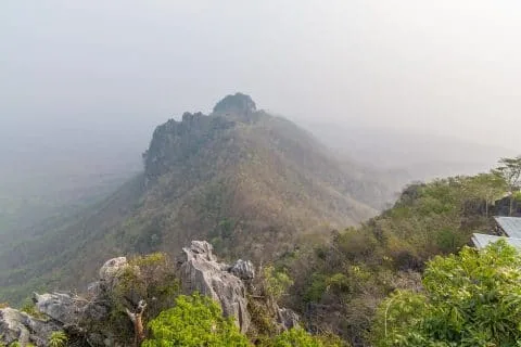vue brumeuse wat phra bat phu pha daeng