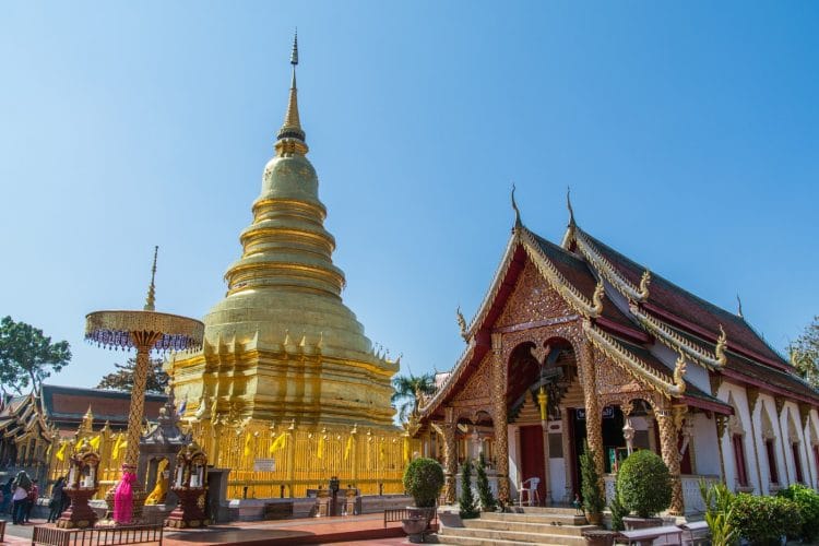 chedi et viharn du Wat Phra That Haripunchai Woramahawihan à Lamphun