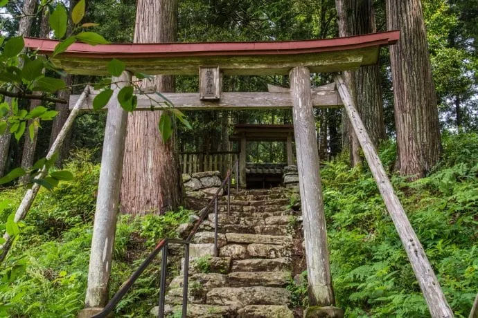 access to kayabuki-no-sato temple - japan
