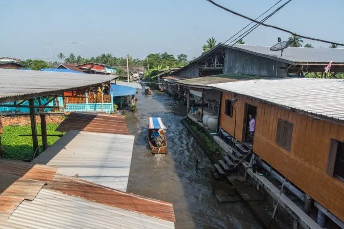 canal boat departure rowing floating market damnoen saduak