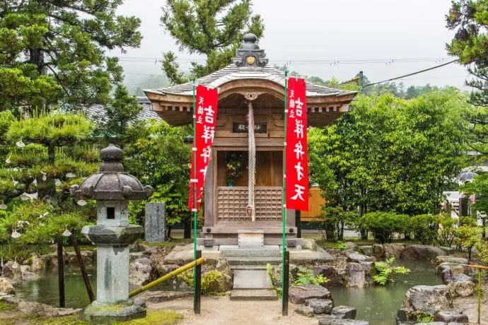 courtyard temple chionji amanohashidate japan