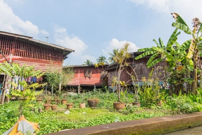 dwellings around the damnoen saduak floating market