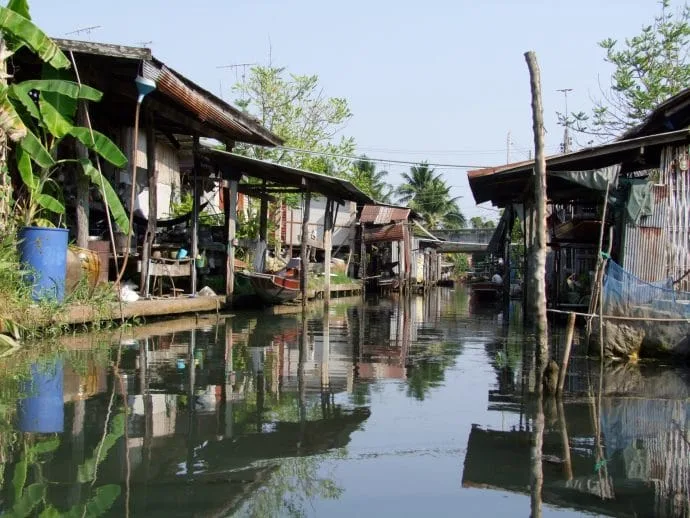 canalside houses around damnoen saduak 2010