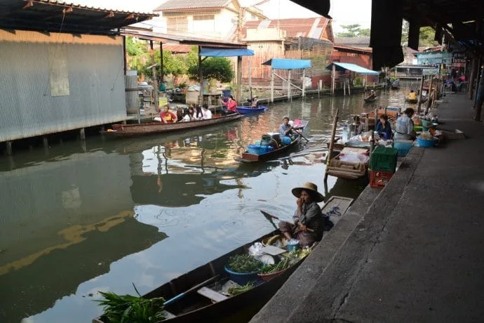 floating market damnoen saduak quiet morning