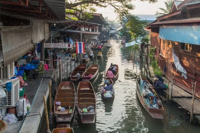 floating market damnoen saduak morning