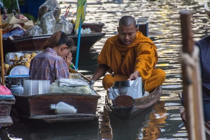 offering monk damnoen saduak morning