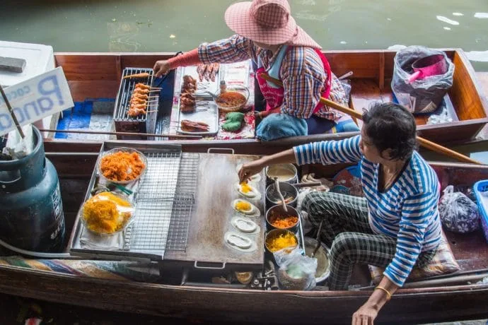 boat saleswomen floating market damnoen saduak