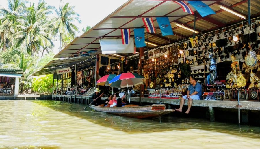 alignement de boutiques au marché flottant de damnoen saduak thailande