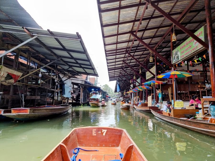 balade en barque au marché flottant de damnoen saduak thailande