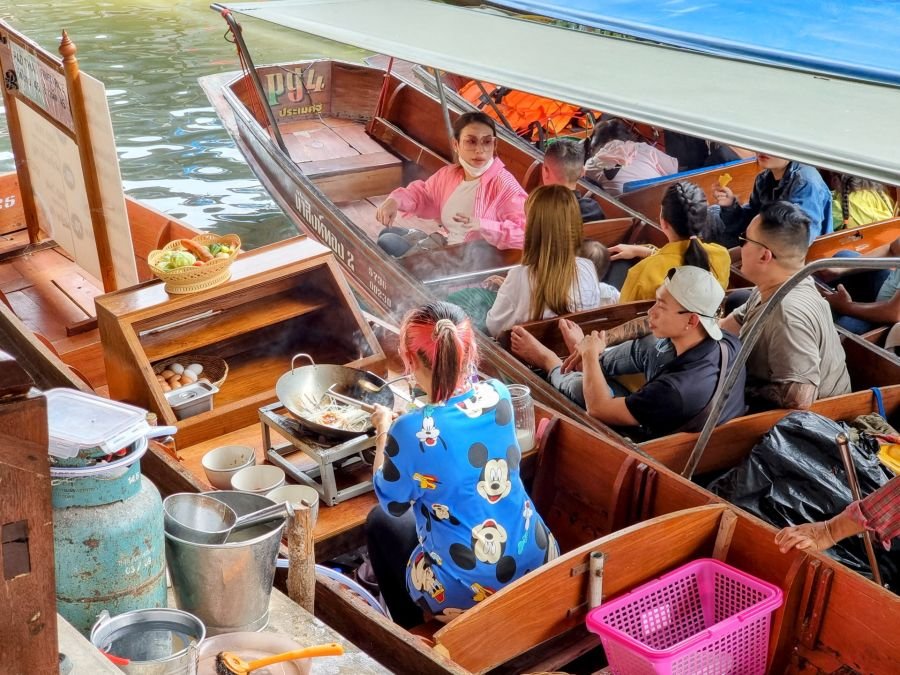 barque vendant des pad thai au marché flottant de damnoen saduak thailande