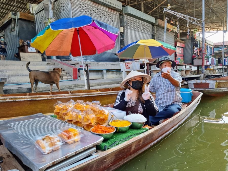 bateau vendant dessert a damnoen saduak thailande