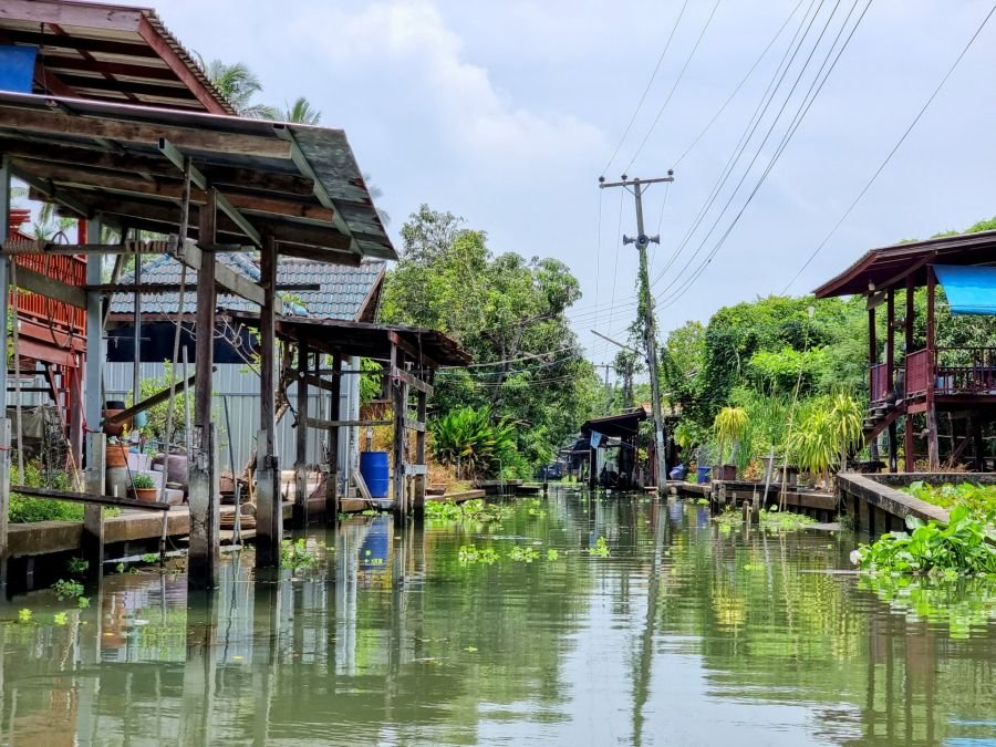 canal plus calme autour du marché de damnoen saduak thailande