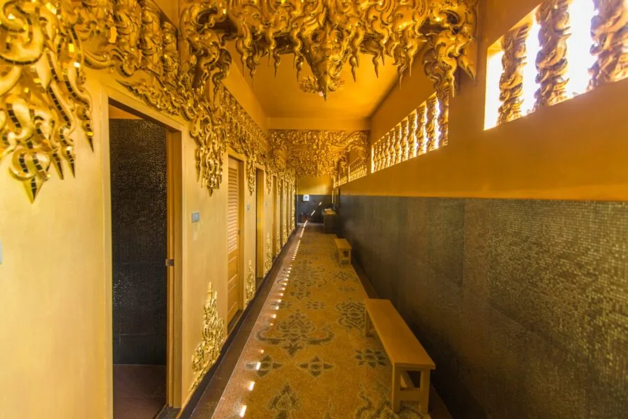 toilet wat rong khun white temple chiang rai