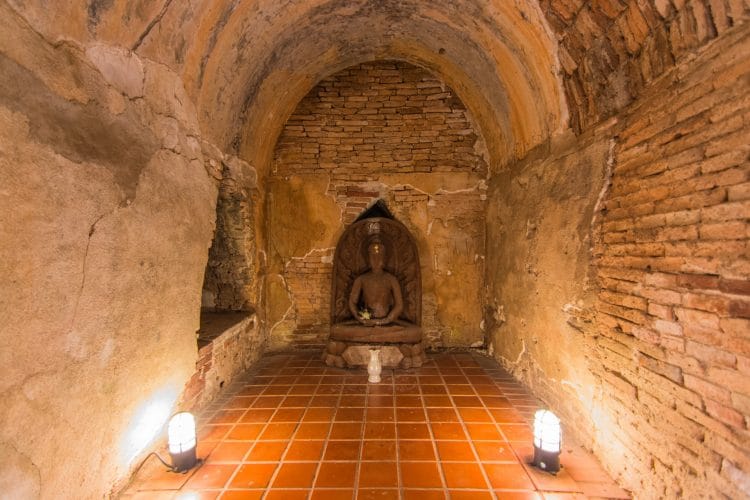 bouddha tunnel wat umong - chiang mai