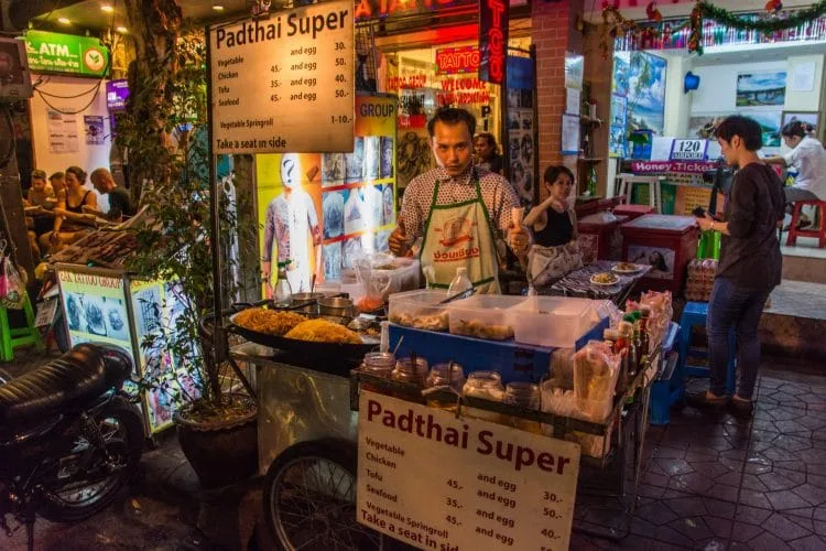 pad thai street food bangkok