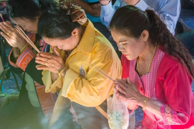 prayers wat phra that doi kham - chiang mai