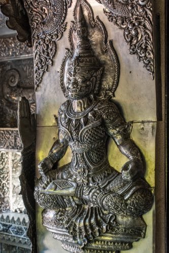 statue porte wat si suphan silver temple - chiang mai