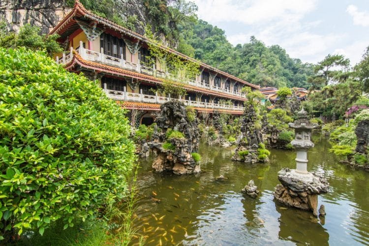 bassin sam poh tong temple ipoh - malaisie