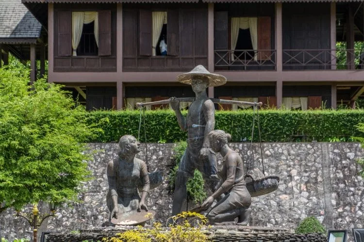 statues rattanarangsan palace - ranong - thailand