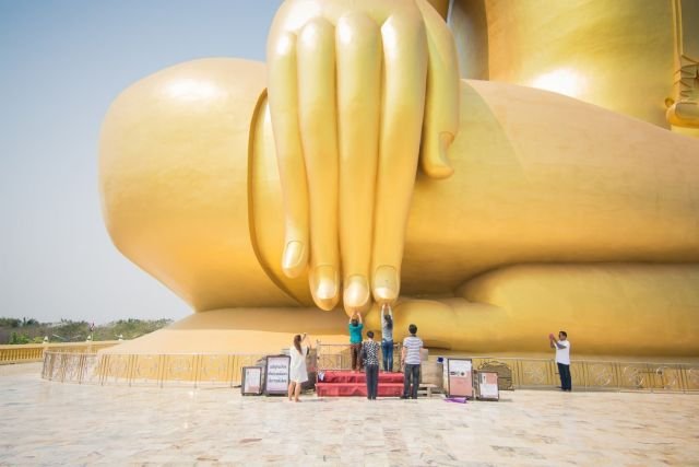 priere main grand bouddha wat muang - ang thong - thailande
