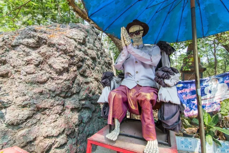 welcome wat muang - ang thong - thailand