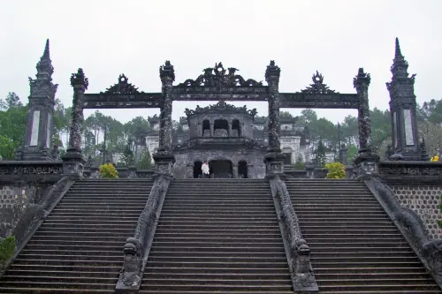 Rainy days in Hue... A look back at a visit to the Imperial Tombs, the jewels of central Vietnam, between raindrops and regrets.