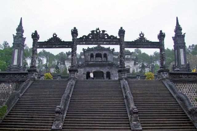 cover photos tombes imperiales hué vietnam