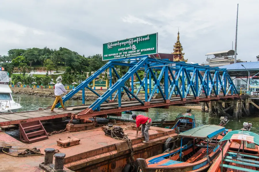 boat dock arrives kawthaung burma