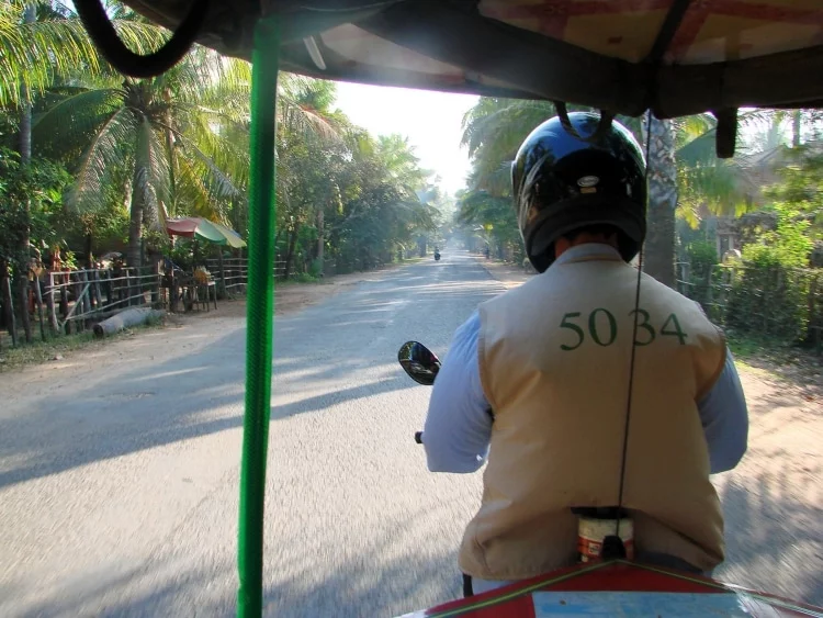 Angkor tour by Cambodian motorbike-dop tuk-tuk