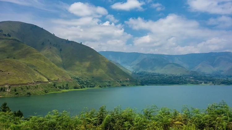 2048px-Indonesia-lake toba_(26224127503)