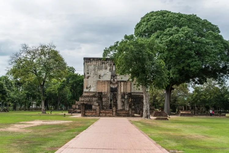 alley leading to wat si chum sukhothai