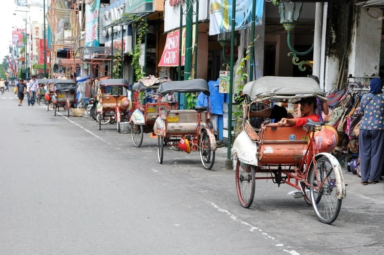 becak stationnés a yogyakarta indonesie