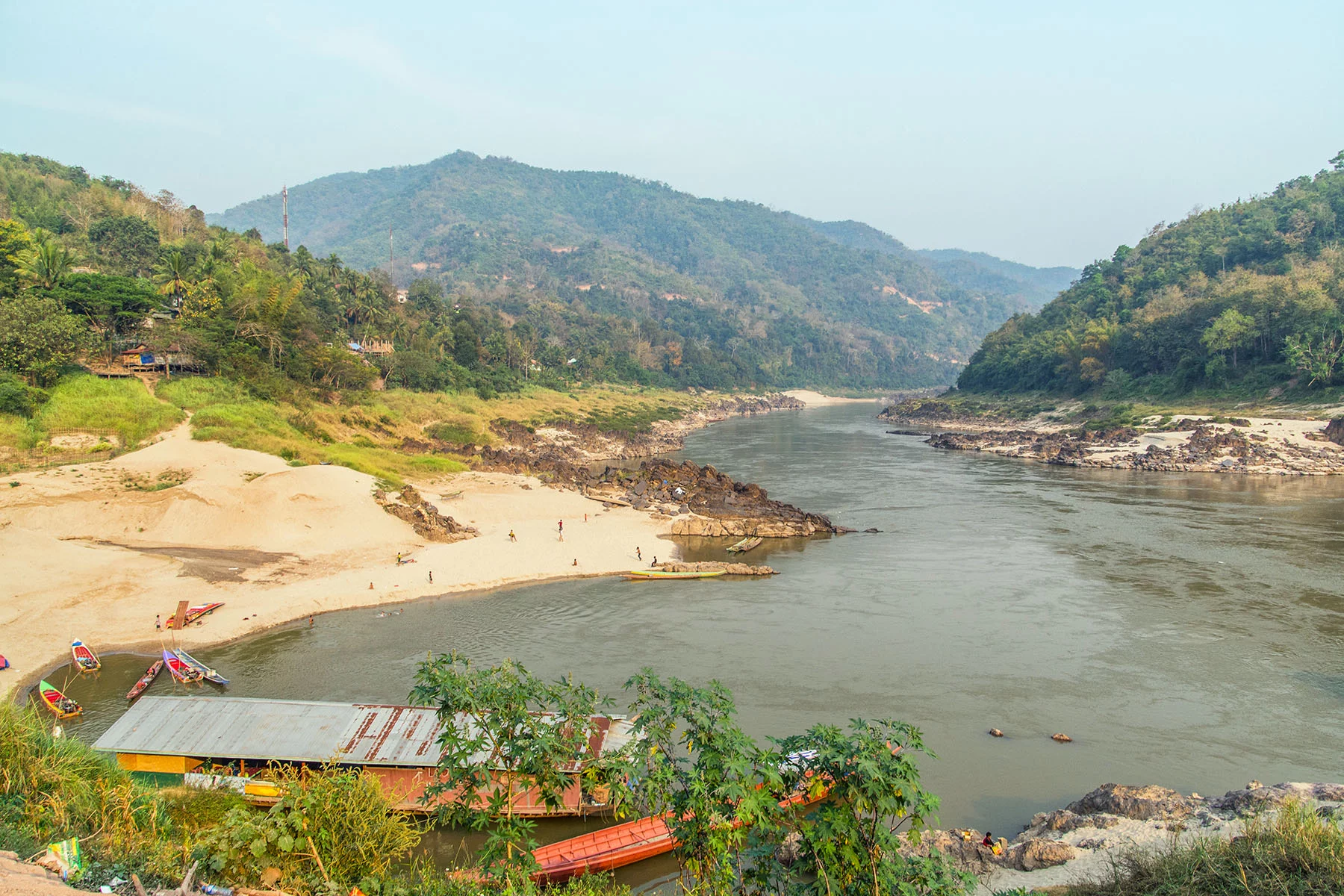 mekong cruise stop pakbeng laos