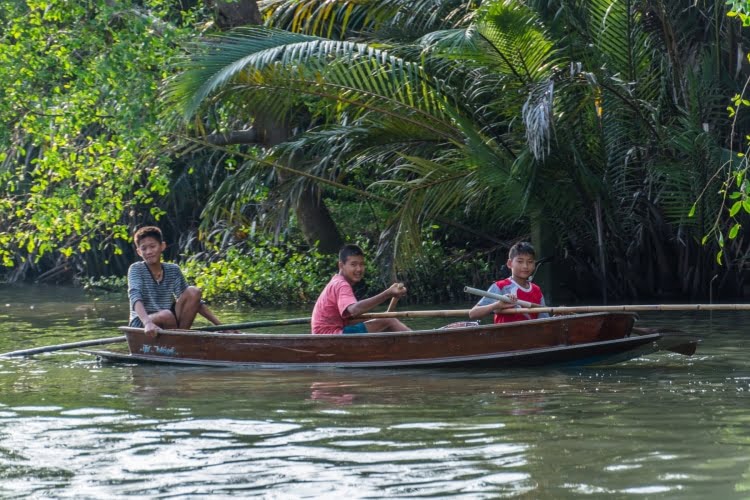 enfants tour bateau amphawa