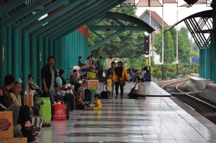 surabaya train station indonesia
