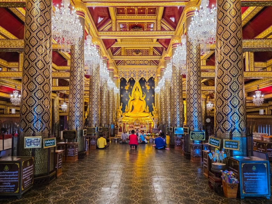intérieur du wat phra sri rattana mahathat phitsanulok