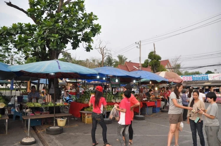 amphawa walk parking side