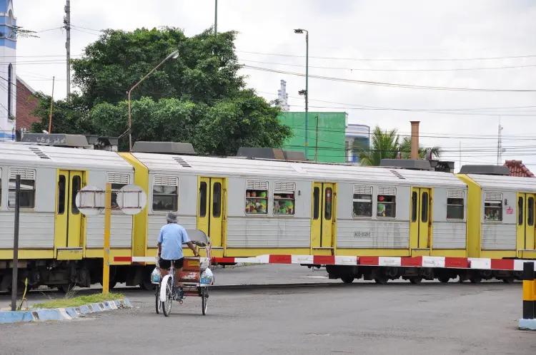 train passing from yogyakarta station